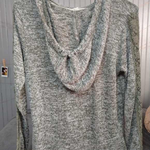 Long sleeve green top - Picture 3 of 3